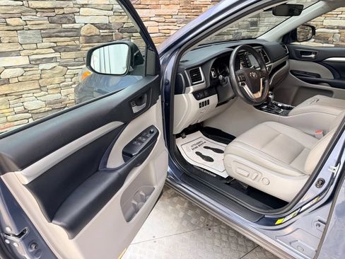 Used 2018 Toyota Highlander XLE AWD/4WD image 12