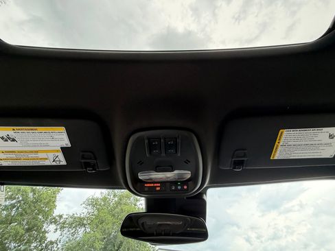 Used 2024 Chevrolet Trax RS w/ Sunroof Package FWD image 29