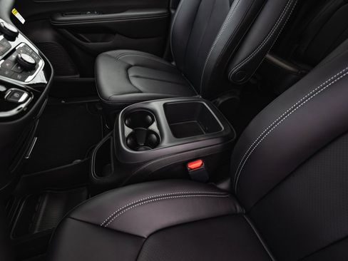 New 2026 Chrysler Pacifica Select w/ S Appearance Package image 23