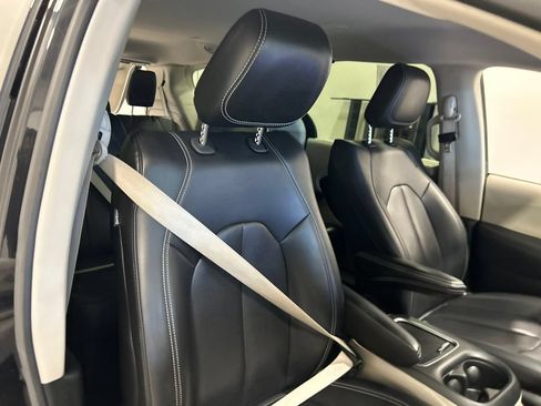 Used 2023 Chrysler Pacifica Touring-L FWD image 33