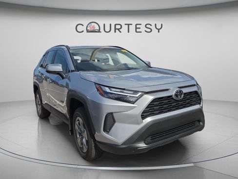 Used 2025 Toyota RAV4 XLE w/ Convenience Package FWD image 3