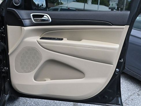 Used 2019 Jeep Grand Cherokee Laredo AWD/4WD image 33