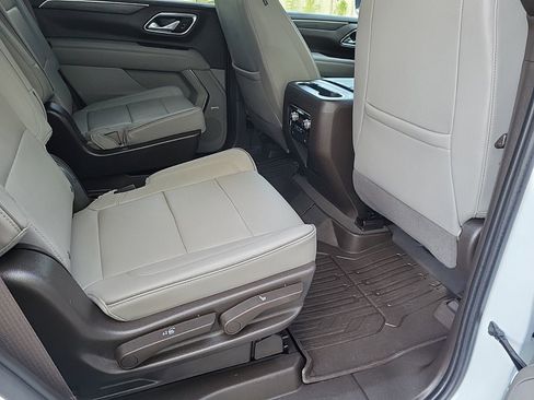 Used 2023 GMC Yukon SLT w/ SLT Premium Package image 16