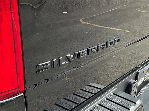 Used 2022 Chevrolet Silverado 1500 Custom Trail Boss w/ LPO, Dark Essentials Package image 8