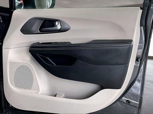 Used 2023 Chrysler Pacifica Touring-L image 25