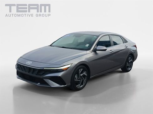 Used 2024 Hyundai Elantra SEL w/ Convenience Package image 3