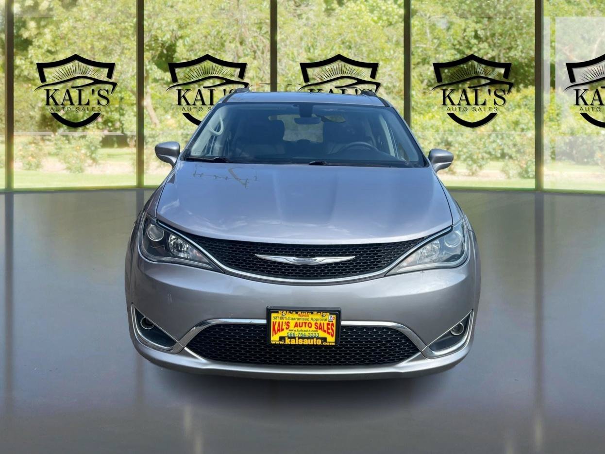 Used 2017 Chrysler Pacifica Touring-L FWD image 2