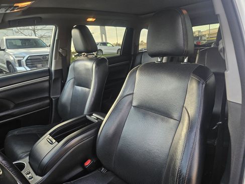 Used 2017 Toyota Highlander Limited Platinum image 12