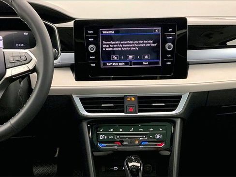 Used 2025 Volkswagen Taos SE w/ Panoramic Sunroof Package image 6