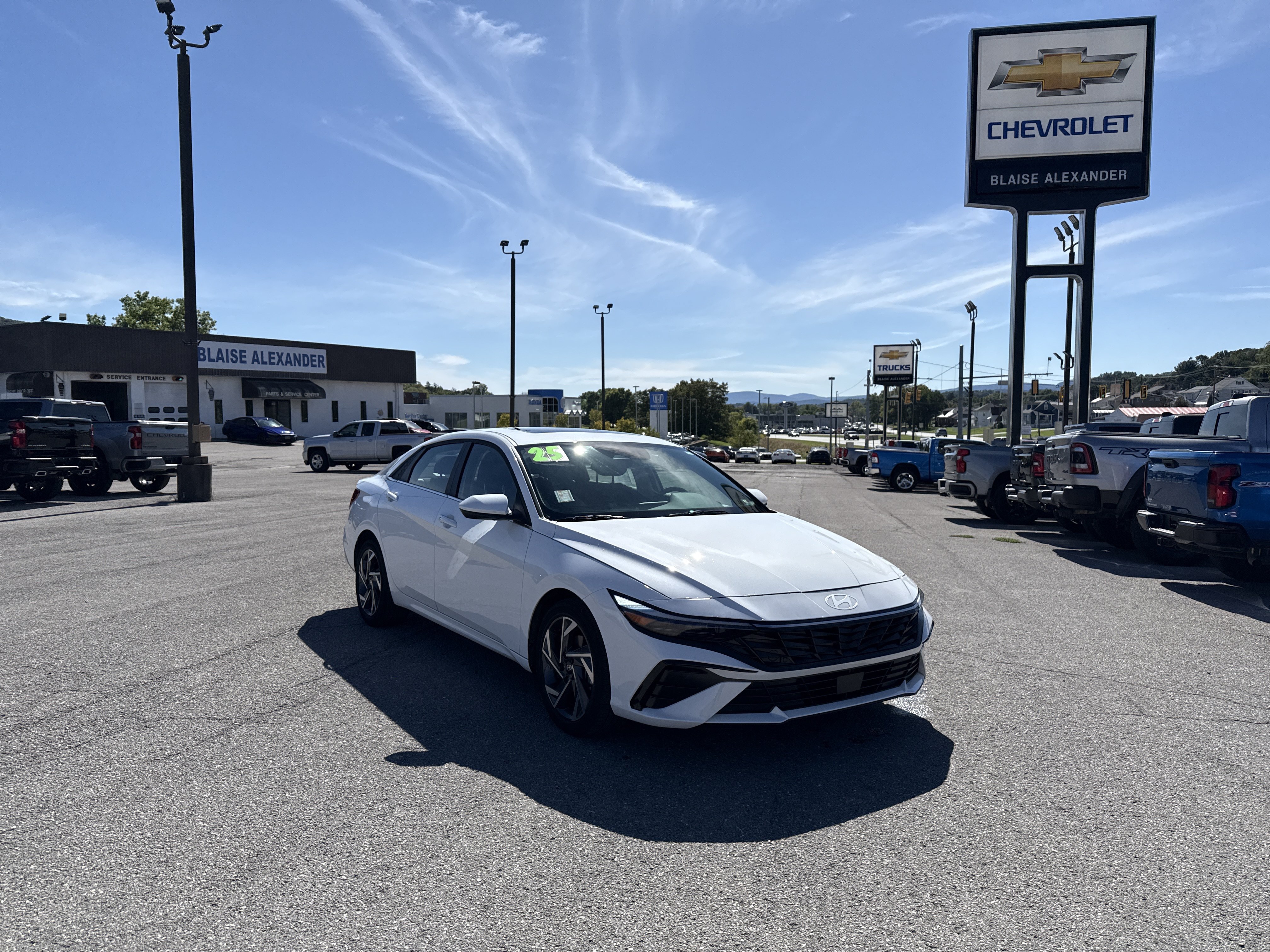 Certified 2025 Hyundai Elantra SEL FWD image 1