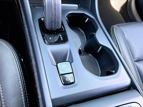 Used 2021 Volvo XC40 T5 Momentum w/ Premium Package image 30