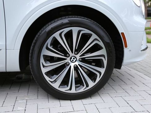 Used 2021 Bentley Bentayga image 76
