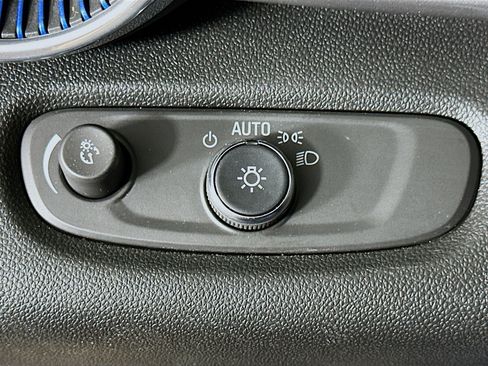 Used 2025 Chevrolet Trax LT FWD image 17