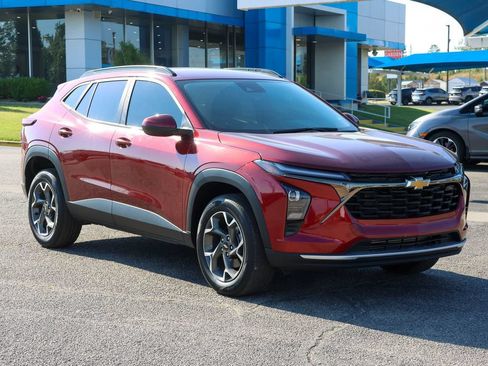 Used 2025 Chevrolet Trax LT FWD image 1