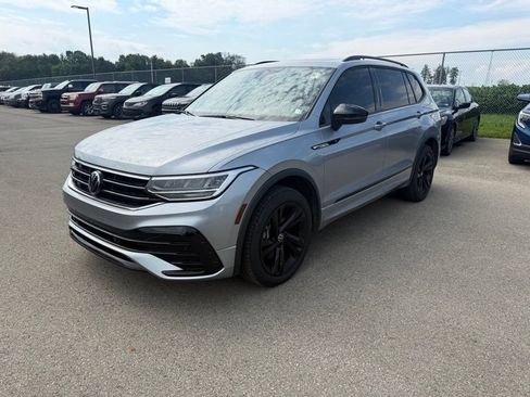 Used 2024 Volkswagen Tiguan SE R-Line AWD/4WD image 2