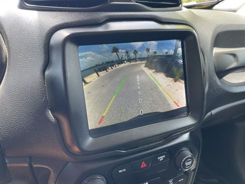Used 2018 Jeep Renegade Limited w/ UConnect 8.4 Nav Group AWD/4WD image 17