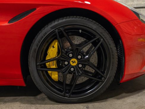 Used 2015 Ferrari California T RWD image 32