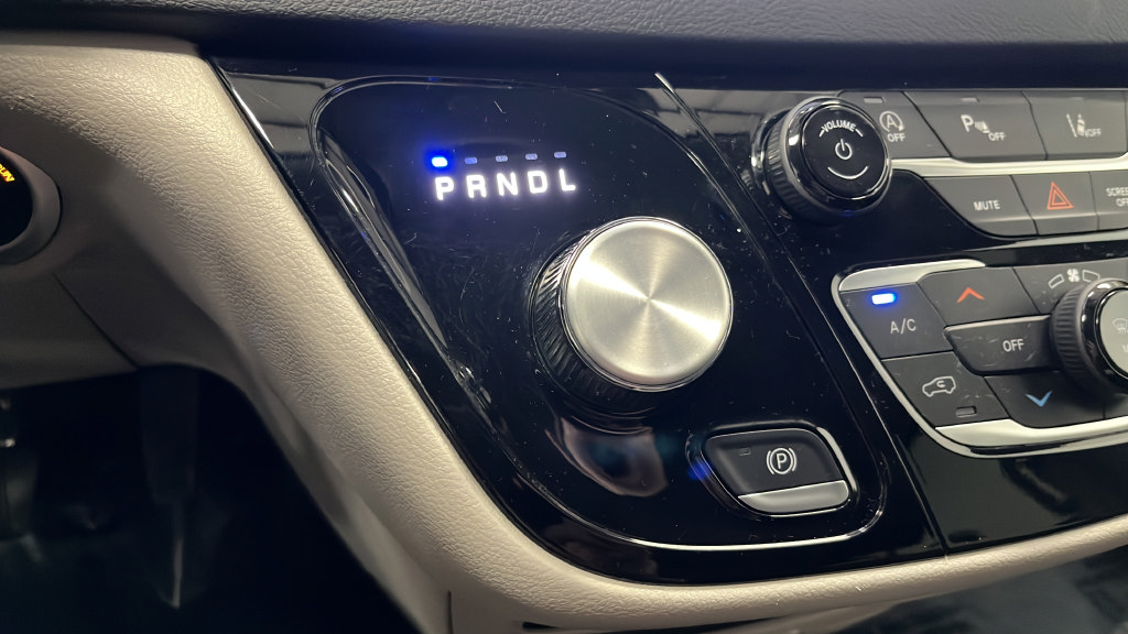Used 2024 Chrysler Pacifica Touring-L FWD image 18