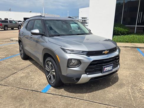 Used 2023 Chevrolet TrailBlazer LT w/ Convenience Package image 3