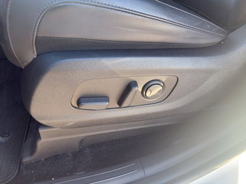 Used 2024 Kia Carnival EX image 11