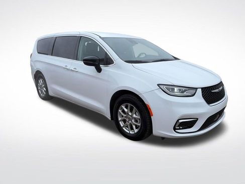 Used 2024 Chrysler Pacifica Touring-L FWD image 10