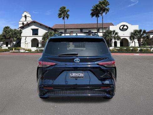 Used 2024 Toyota Sienna XSE FWD image 3