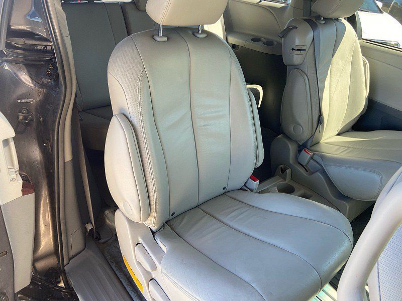 Used 2012 Toyota Sienna XLE w/ Entertainment Pkg FWD image 28