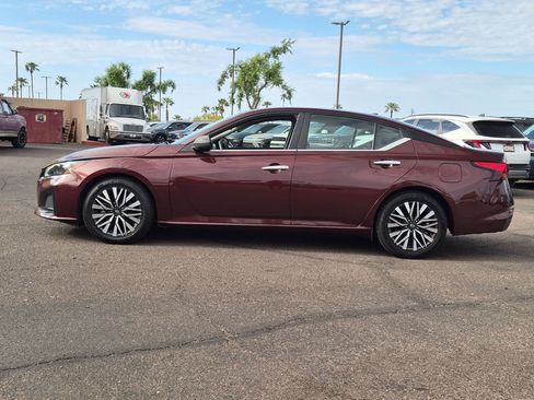 Used 2024 Nissan Altima 2.5 SV FWD image 9