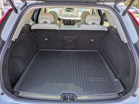 Used 2021 Volvo XC60 T5 Momentum w/ Protection Package Premier image 17