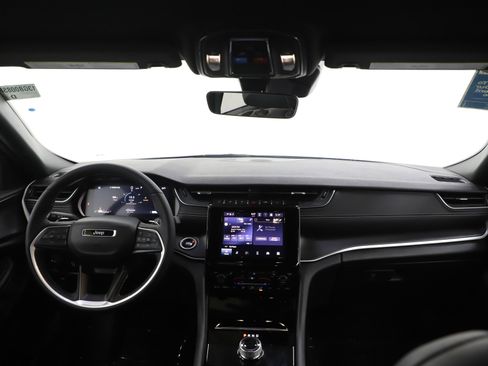 Used 2025 Jeep Grand Cherokee Altitude image 13