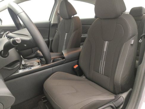 Used 2025 Hyundai Elantra SEL image 17