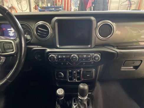 Used 2019 Jeep Wrangler Unlimited Sahara w/ Uconnect 4C Nav & Sound Group image 18