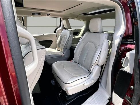 Used 2018 Chrysler Pacifica Limited FWD image 26
