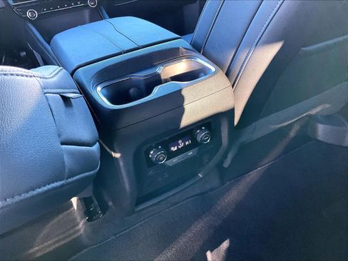 Used 2025 Chevrolet Traverse LT image 29