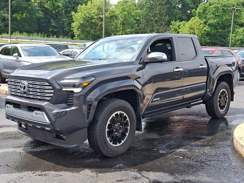 Used 2025 Toyota Tacoma Limited AWD/4WD image 3