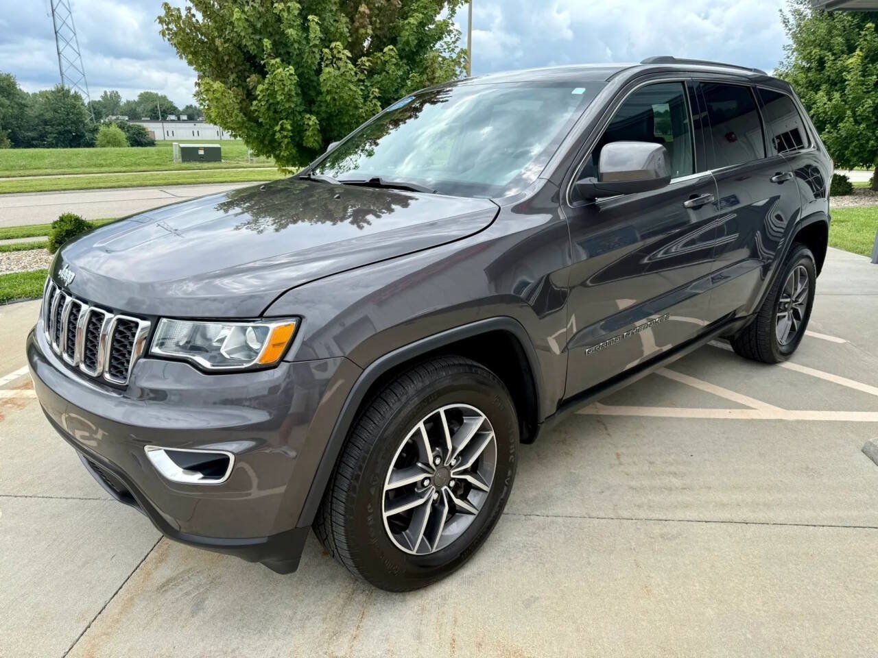 Used 2019 Jeep Grand Cherokee Laredo w/ Laredo X Package AWD/4WD image 4