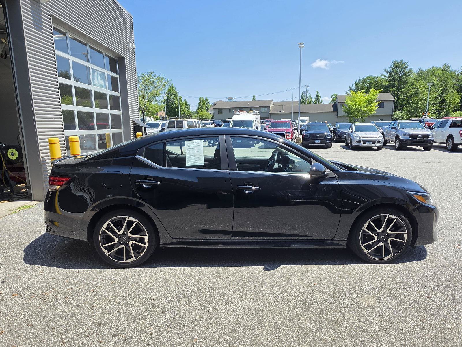 Used 2025 Nissan Sentra SR FWD image 2