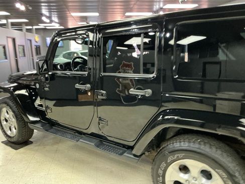 Used 2015 Jeep Wrangler Unlimited Sahara w/ Connectivity Group AWD/4WD image 30