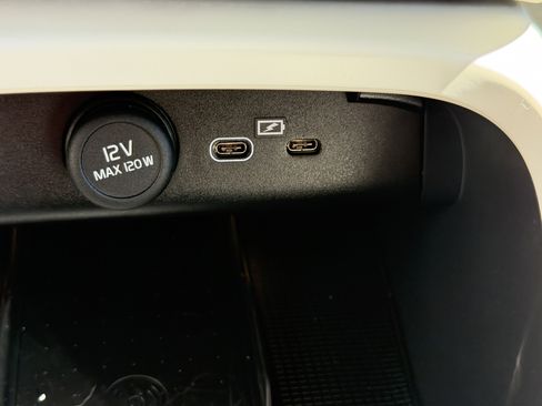 Certified 2023 Volvo XC40 B4 Plus w/ Protection Package Premier image 24