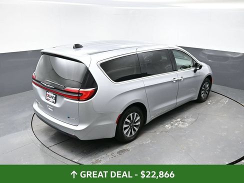 Used 2024 Chrysler Pacifica Limited FWD image 42