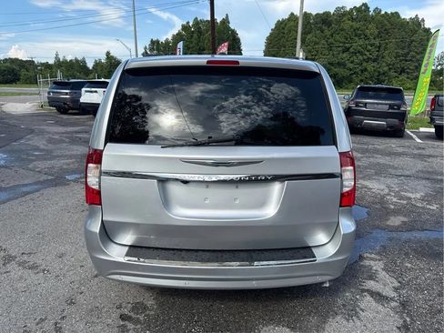 Used 2012 Chrysler Town & Country Touring-L w/ Entertainment Group #2 FWD image 6