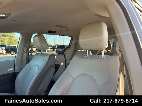 Used 2017 Chrysler Pacifica Touring-L image 39