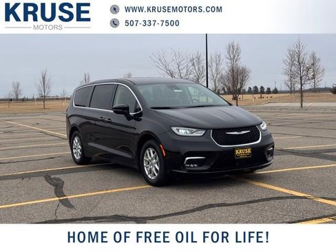 Used 2023 Chrysler Pacifica Touring-L image 1