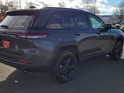 New 2025 Jeep Grand Cherokee Altitude image 8