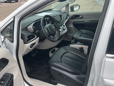 Used 2024 Chrysler Pacifica Touring-L image 8
