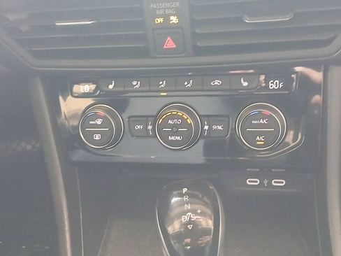 Used 2024 Volkswagen Jetta SE FWD image 4