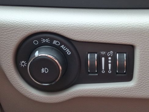 Used 2023 Chrysler Pacifica Touring-L FWD image 25