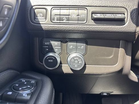 Used 2021 GMC Yukon XL Denali w/ Advanced Technology Package AWD/4WD image 17