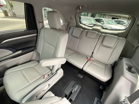 Used 2017 Toyota Highlander Limited AWD/4WD image 24