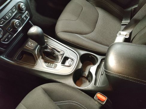 Used 2019 Jeep Cherokee Latitude w/ Popular Appearance Group FWD image 26